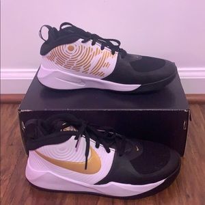 Nike boys team hustle 29